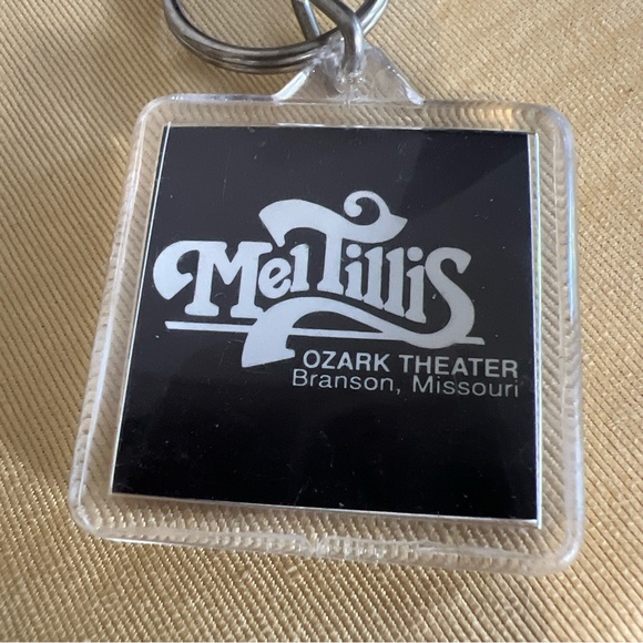 Vintage Mel Tillis Ozark Theater Branson Missouri Keychain - Picture 4 of 8